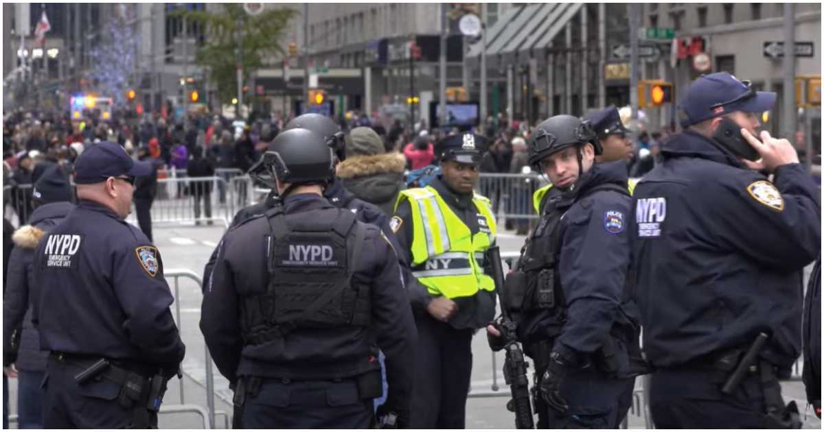 সতর্কতার অংশ হিসেবে ধর্মীয়, সাংস্কৃতিক ও কূটনৈতিক স্থাপনায় অতিরিক্ত বাহিনী মোতায়েন করে এনওয়াইপিডি। ছবি: রয়টার্স